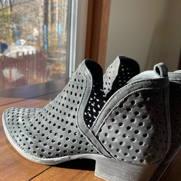 Woman’s Steve Madden Ankle Boots size 7 - Picture 2 of 4